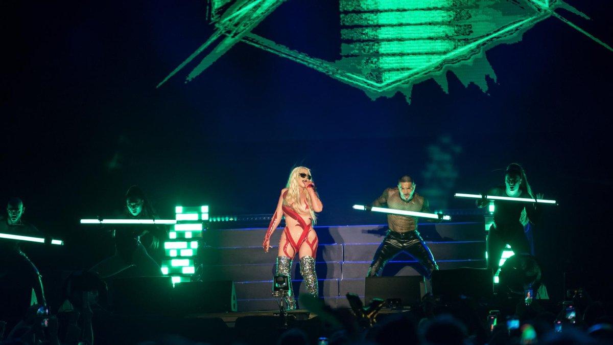 La cantante estadounidense Christina Aguilera durante el concierto que ofrece en el Live Festival, hoy sábado en Calviá, Palma de Mallorca.