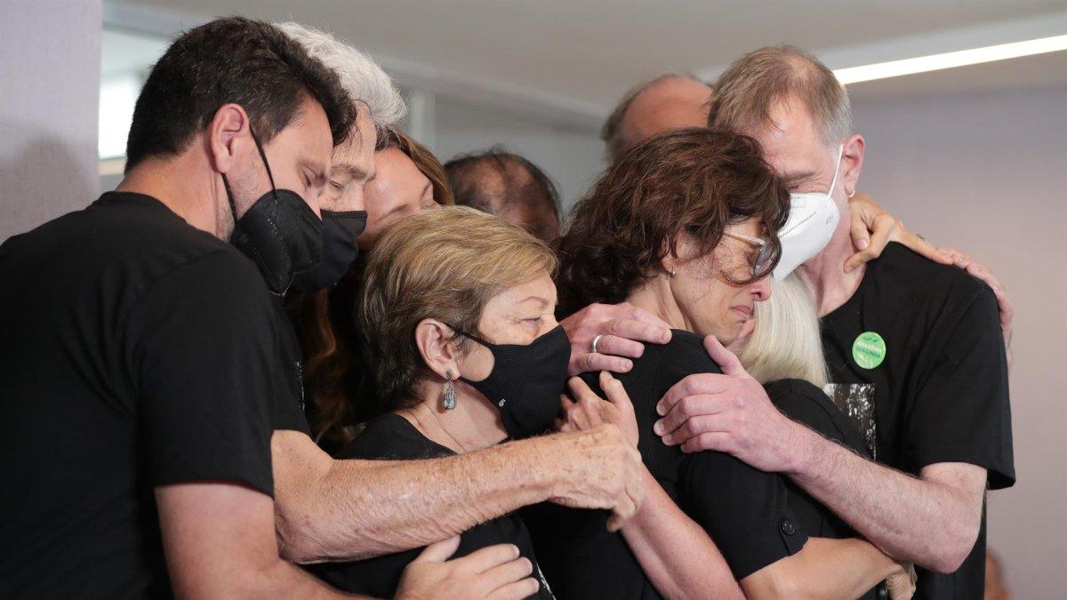 Alessandra Sampaio (c-d), esposa del periodista británico Dom Phillips, recibe un abrazo de varios familiares durante las honras fúnebres de su esposo, hoy, en el cementerio Parque da Colina en Niterói, ciudad en la región metropolitana de Río de Janeiro (Brasil).