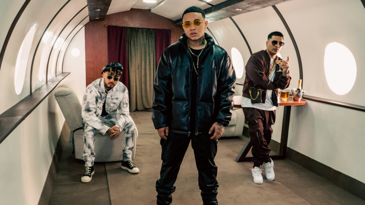 Eix junto a Dalex y Juhn.