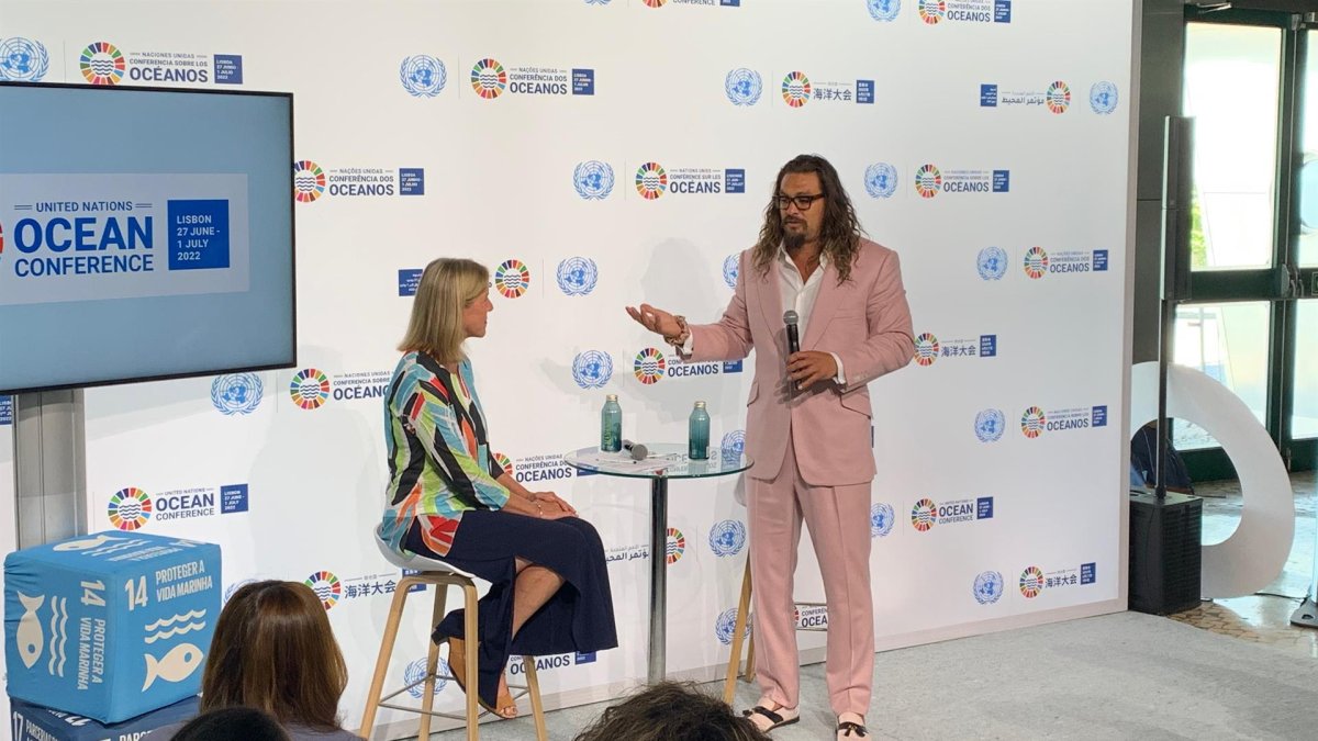 El actor y activista Jason Momoa, famoso por su papel en 'Aquaman', junto a Susan Gardner, Jefa de Delegación del Pnuma.