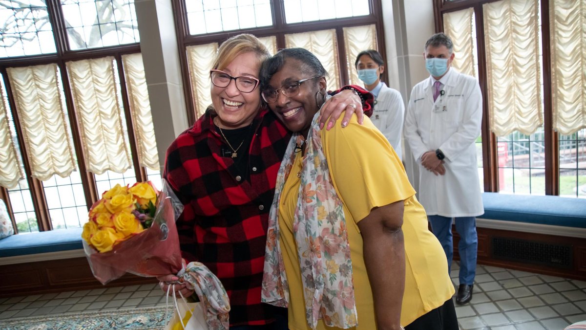 María Contreras (i) y Mónica Davis (d), que comparten un hígado dividido, mientras se abrazan durante su primer encuentro.