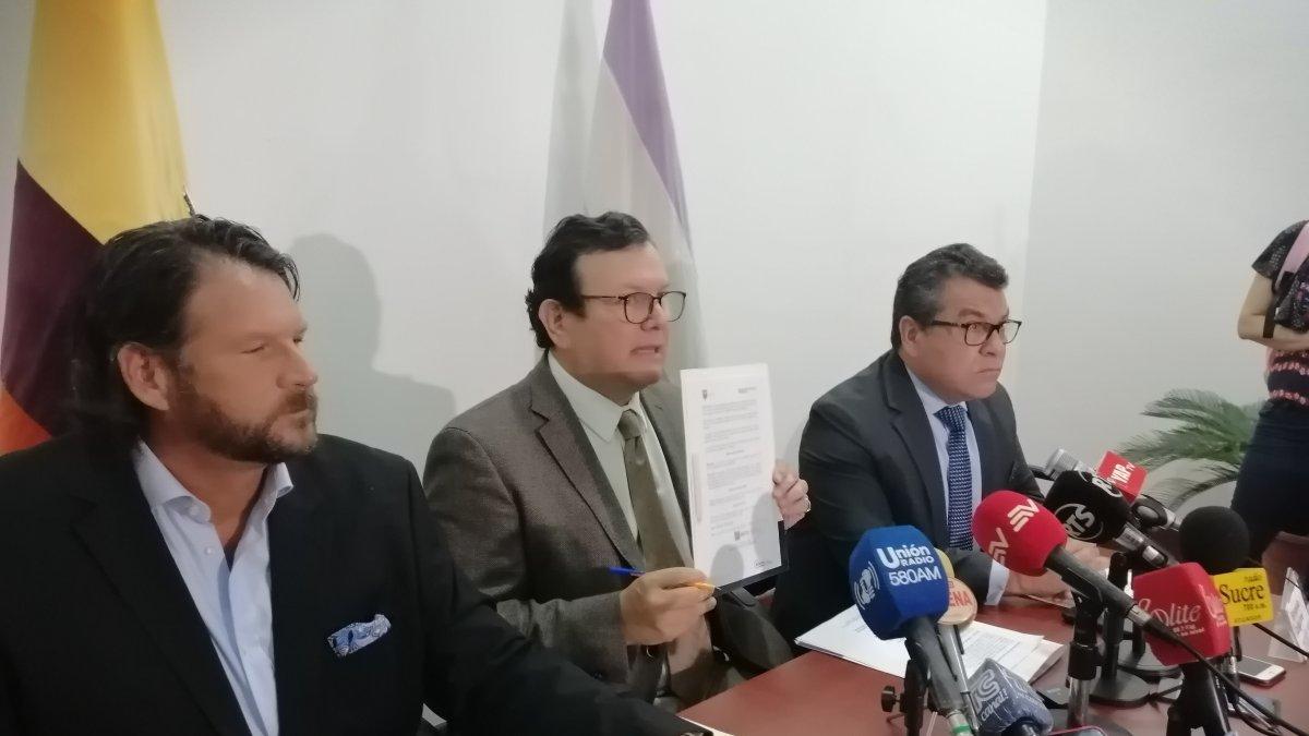 El ministro de Agricultura, Bernardo Manzano, muestra el documento que firmó autorizando el incremento del precio de la caña de azúcar.