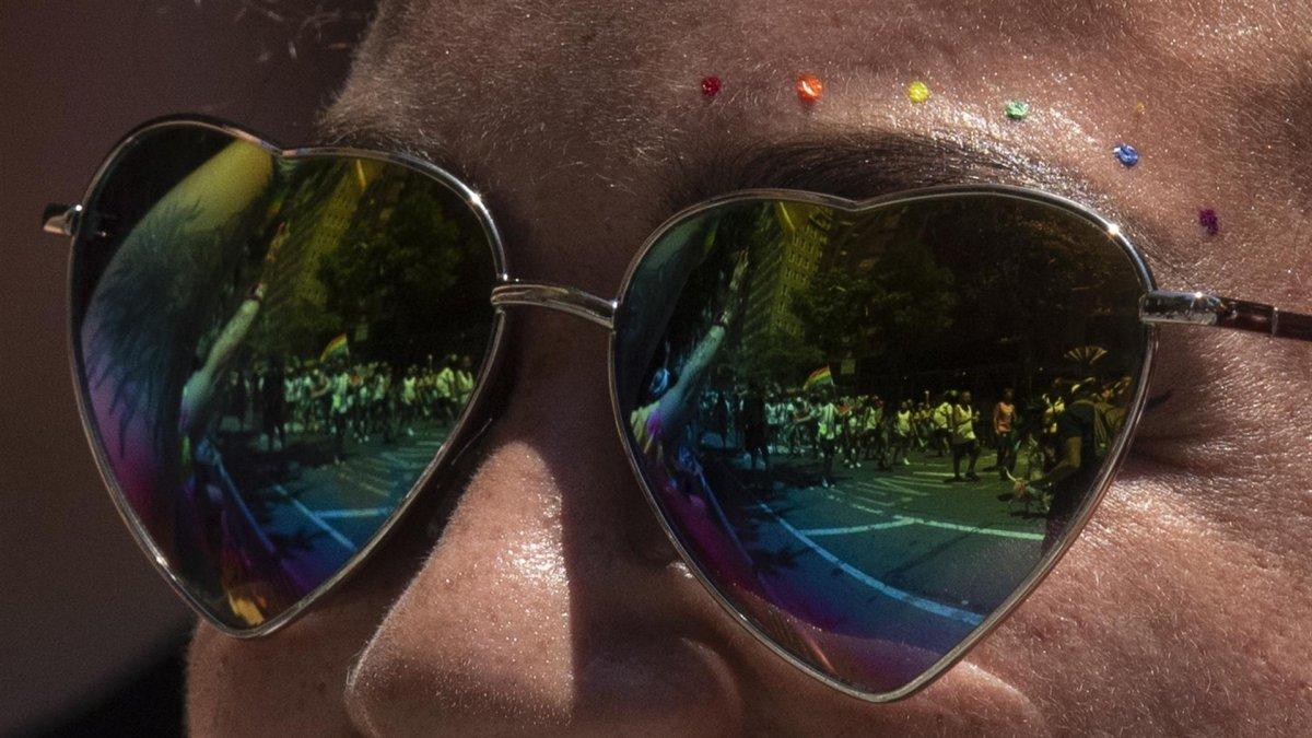 Partidarios y miembros de la comunidad LGBTQ+ celebran el Orgullo, como se ve reflejado en las gafas de sol de una persona, durante la Marcha del Orgullo en Nueva York, Nueva York, EE. UU., el 26 de junio de 2022.