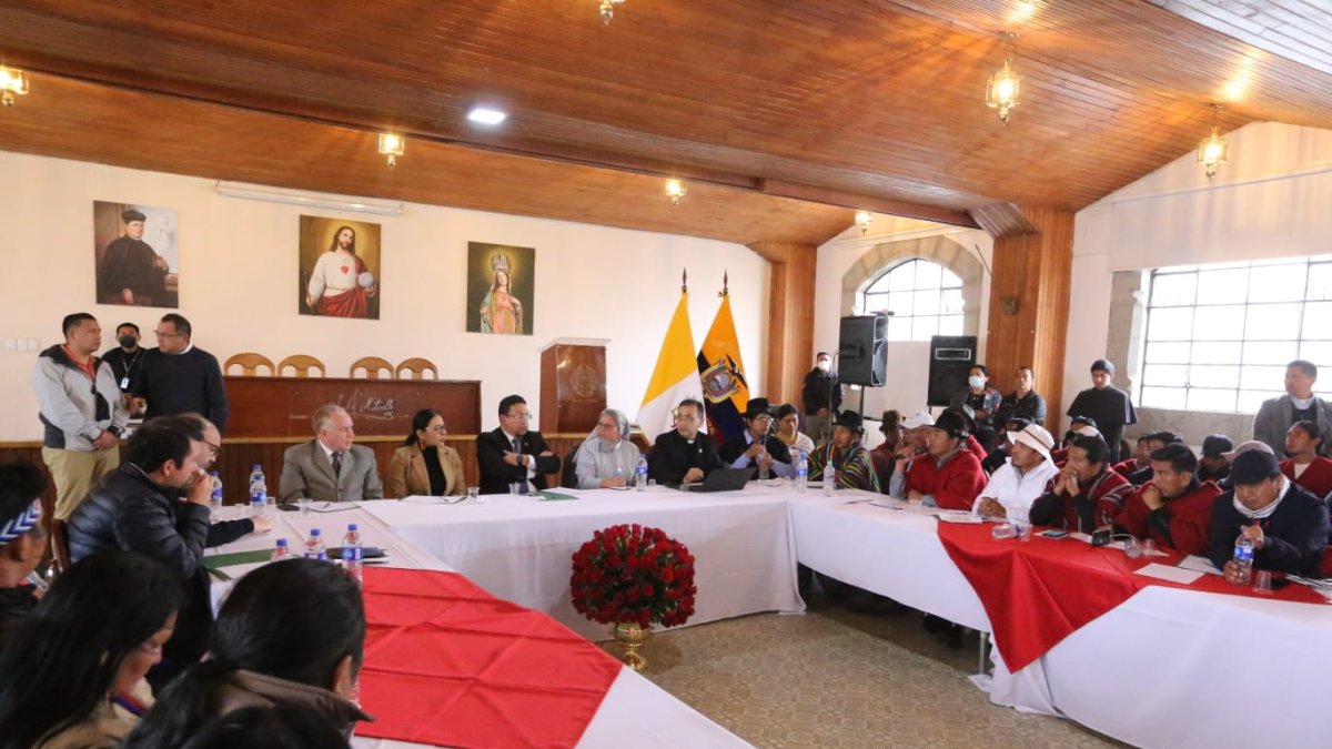 La reunión se realiza entre los dirigentes indígenas y los poderes del Estado.