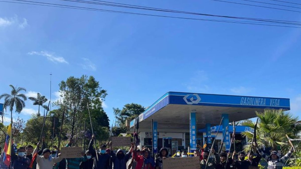Macas. En Morona Santiago, un grupo de indígenas visitaron la estación de combustibles de la familia de la asambleísta Consuelo Vega.