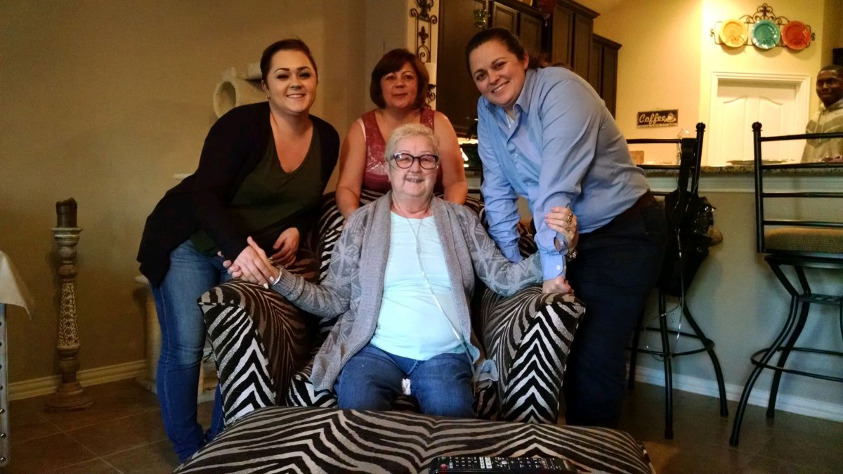 Testimonio. Norma McCorvey, conocida como Jane Roe, aparece junto a su hija Melissa Mills (c) y sus nietas Chloe (i) y Jordan (d) Mills, poco antes de su muerte por problemas de corazón.