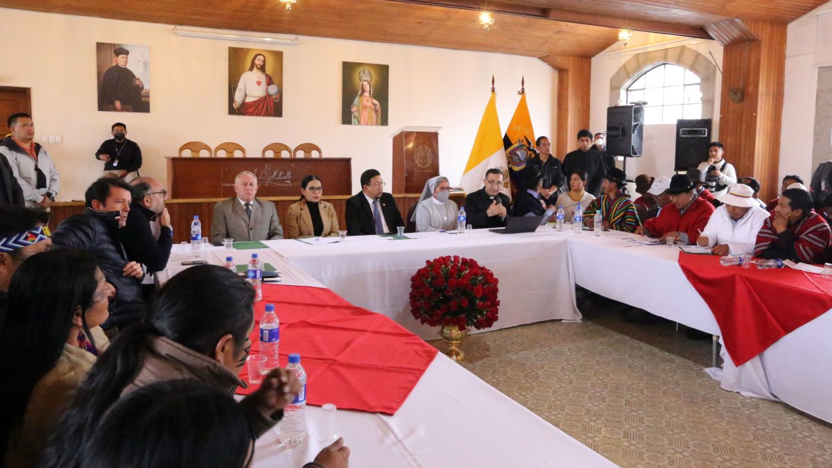 Los representantes de las funciones del Estado encabezaron la reunión entre el Gobierno y la Conaie.