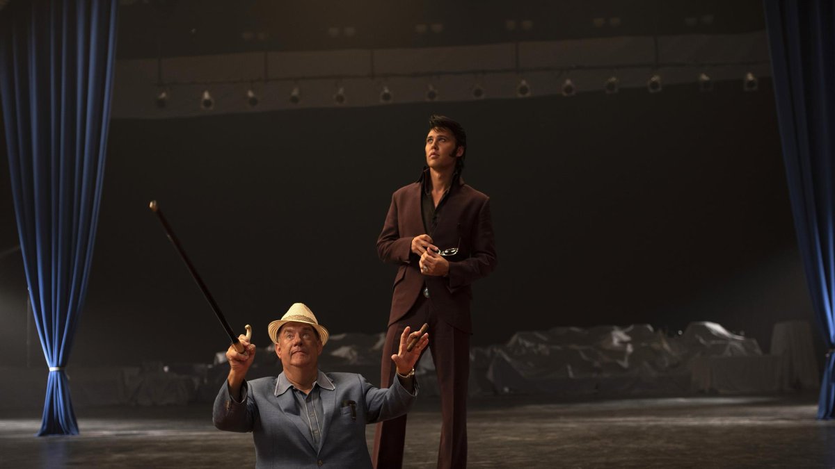 Fotograma cedido por Warner Bros. donde aparece el actor Tom Hanks (i) como el coronel Tom Parker y Austin Butler como Elvis, durante una escena del esperado filme biográfico 