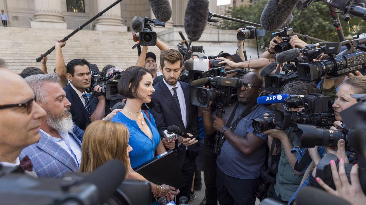 Sarah Ransome (4-i) y Elizabeth Stein (3-i), presuntas víctimas de abuso sexual de Jeffrey Epstein, llegan al Tribunal Federal de Estados Unidos para asistir a la audiencia de sentencia de Ghislaine Maxwell, en Nueva York (EE.UU.), este 28 de junio de 2022.