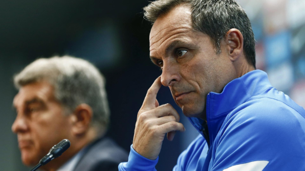 Sergi Barjuan, junto al presidente del FC Barcelona, durante la rueda de prensa en la que fue anunciado como entrenador del primer equipo en octubre de 2021.