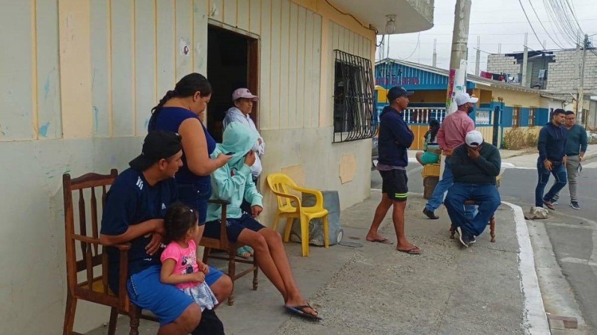 Espera. Familiares y vecinos de Pedro aguardaban ayer su cuerpo.