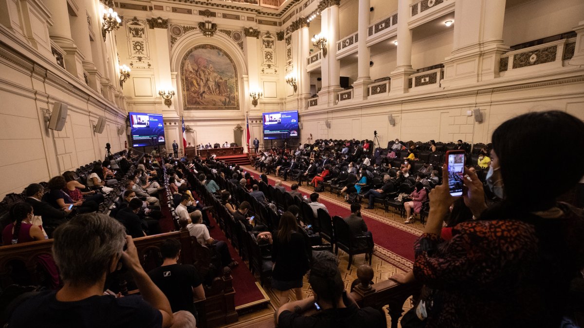 Vista general del pleno de la Convención Constitucional, el órgano encargado de redactar la nueva Carta Magna (constitución) en Chile, en una fotografía de archivo.