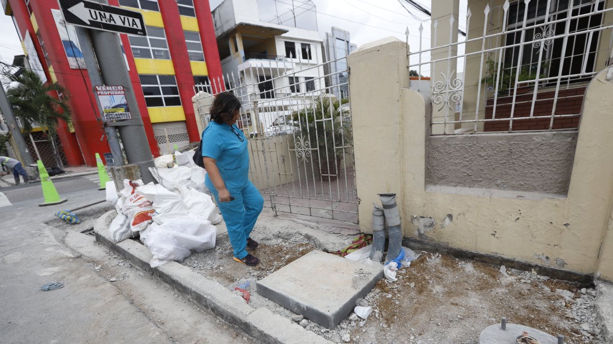 Trabajo. En el área se prevén levantar semáforos, cerca del ingreso principal de una vivienda.