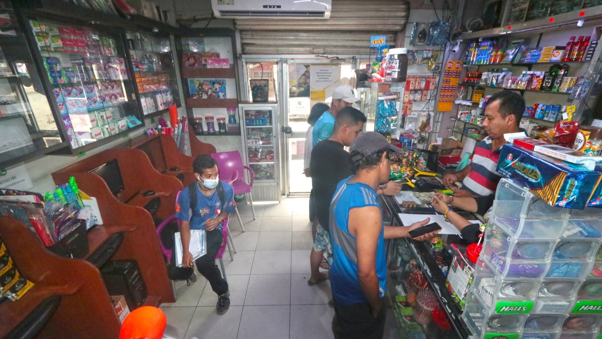 Cambios. Las cíber-cabinas se han diversificado por falta de clientes. Muchos lo alternan con otras actividades.