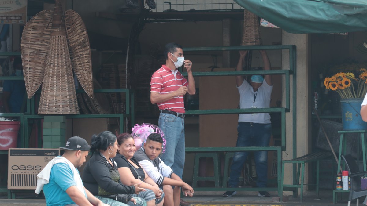 Espera. Un grupo de clientes y comerciantes esperan las flores que por estos días están llegando por avión.