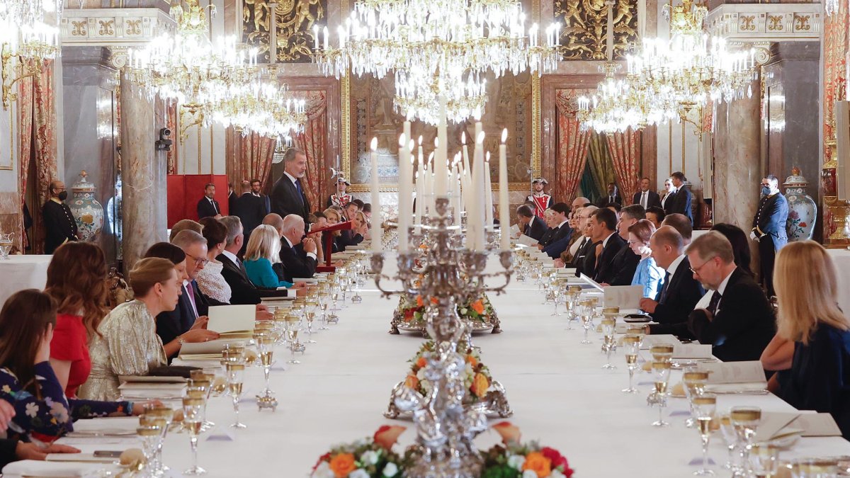 El rey Felipe (i-fondo de pie) pronuncia unas palabras en el Comedor de Gala del Palacio Real, durante la cena que los monarcas españoles ofrecen a los jefes de Estado y jefes de Gobierno que participan en la cumbre de la OTAN, este martes en Madrid.