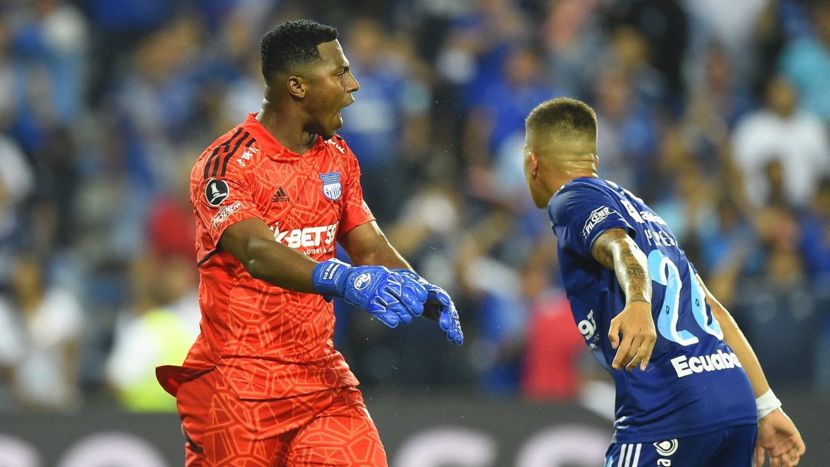 Pedro Ortiz (i), guardameta de Emelec, celebra con su compañero Marlon Mejía luego de que le atajó el penal al brasileño Hulk, de Atlético Mineiro, con lo que el Bombillo pudo mantener el empate en el estadio Capwell.