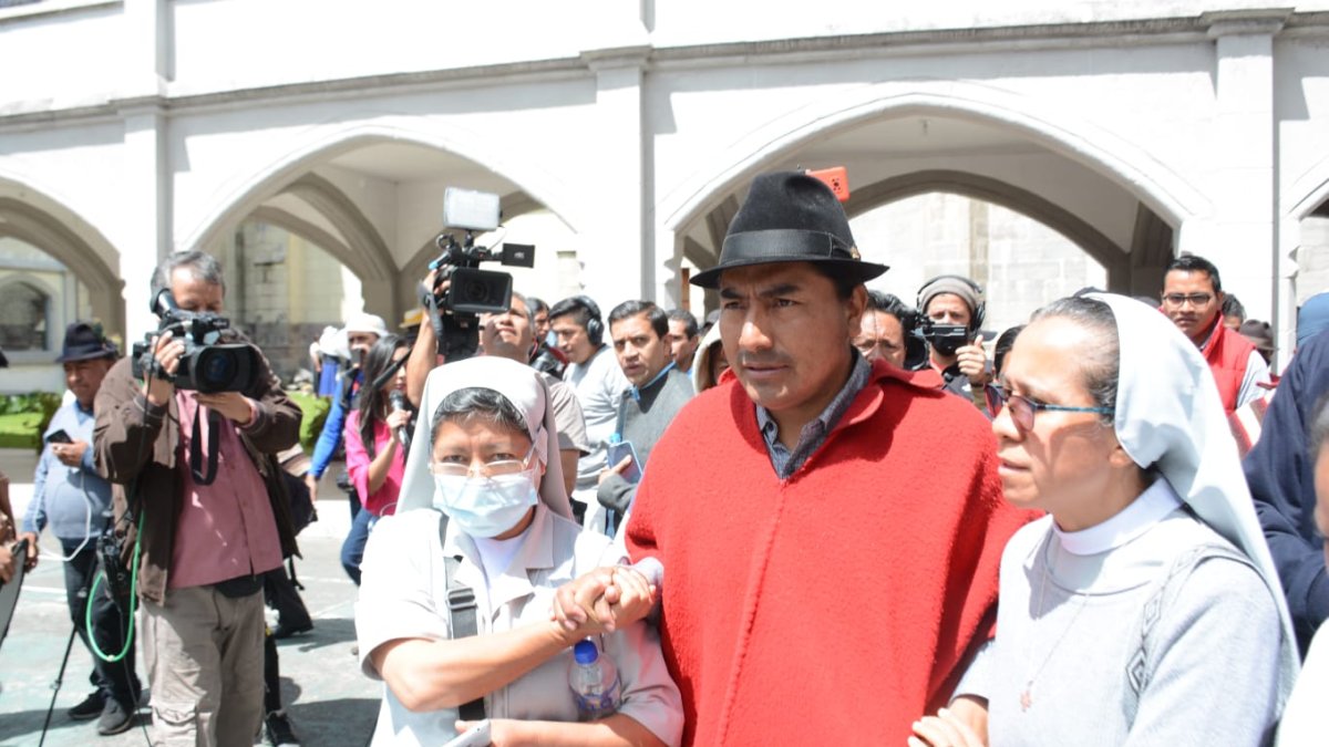 Apoyo. Religiosas sostienen la mano del presidente de la Conaie, Leonidas Iza, en el Liceo Matovelle de Quito.