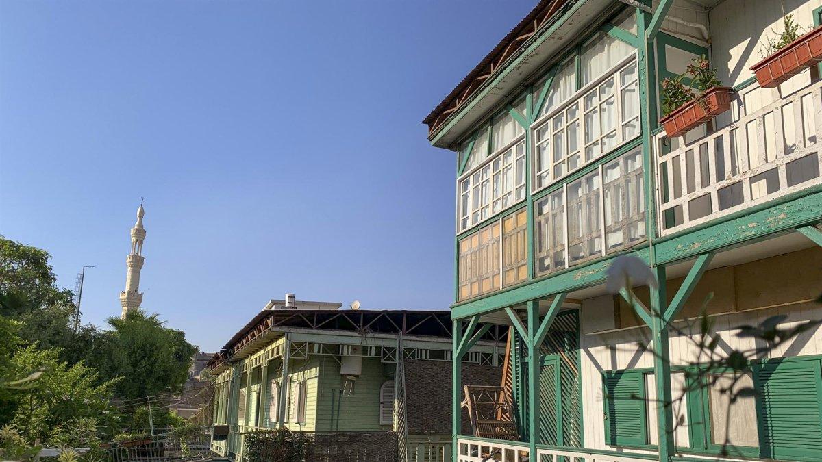 Dos casas flotantes en la ribera del río Nilo, en el barrio de cairota de Imbaba, en El Cairo, Egipto.