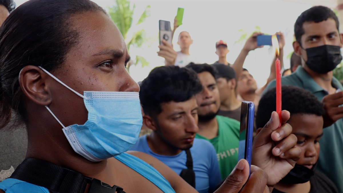 Imagen reciente de una vigilia en Tapachula, Chiapas (México), en memoria de los 50 migrantes que murieron hacinados dentro de un tráiler en San Antonio, Texas.