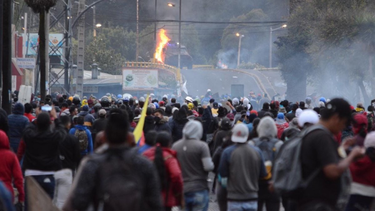 Quito. En la av. Patria, manifestantes se enfrentaron con la Policía en los 17 días del paro.