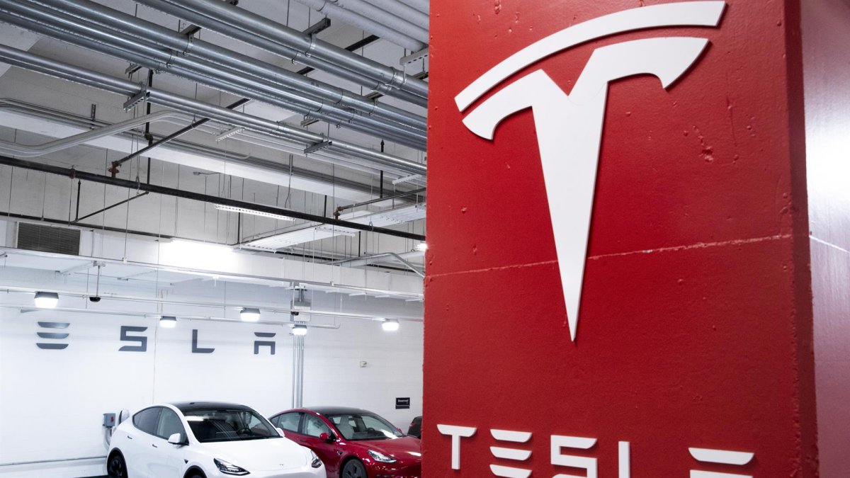 Transporte.- Algunos de los carros que produce la empresa Tesla