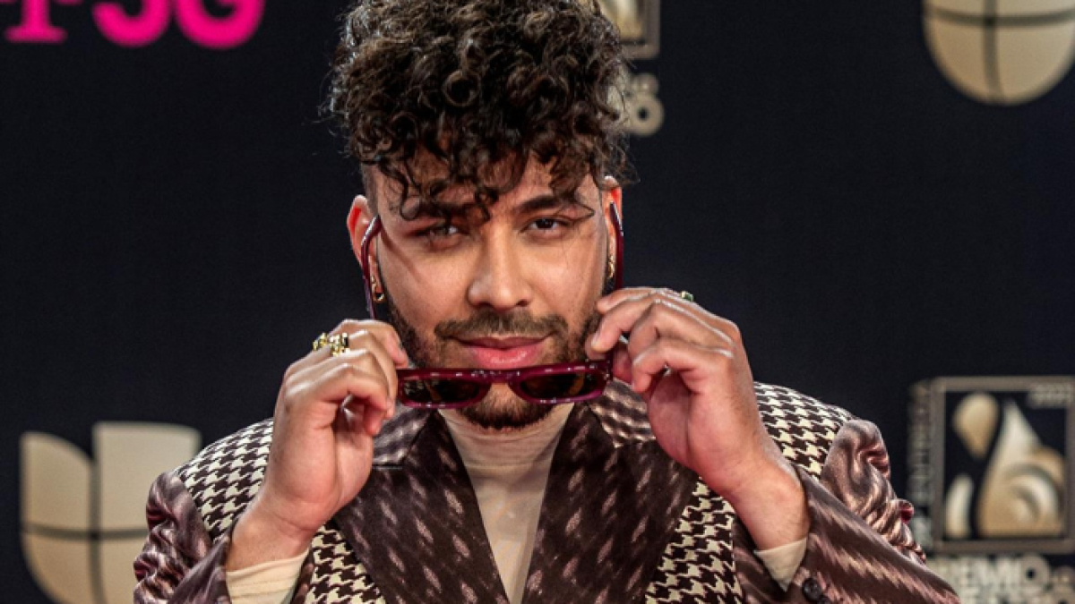 El cantante estadounidense de origen dominicano Prince Royce mientras posa en la alfombra de los Premios Lo Nuestro