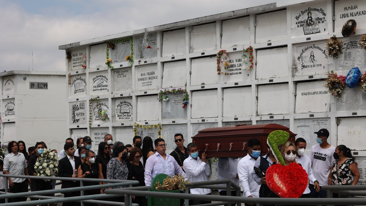 Durante el funeral de Miguel Cedeño.