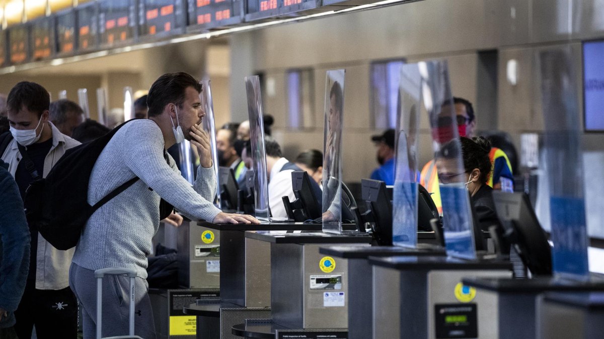 Las principales aerolíneas, como American, Delta, JetBlue y United han anunciado recortes en sus rutas este verano, y según una carta enviada esta semana por la patronal, Airlines for America (A4A), al Departamento de Transportes, se ha reducido un 15 % la oferta de vuelos entre junio y agosto. Fotografía de archivo.