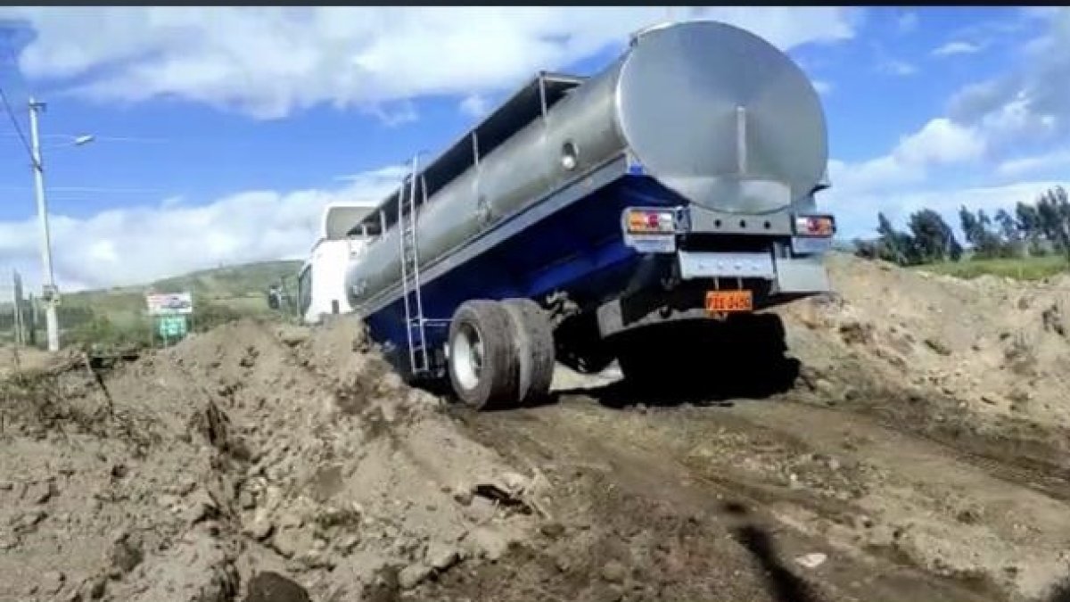 Los atajos. Transportar la leche se convierte en toda una odisea. La que logra arribar a las plantas lo ha hecho transitando por caminos de tercer orden o chaquiñanes (caminos rurales).