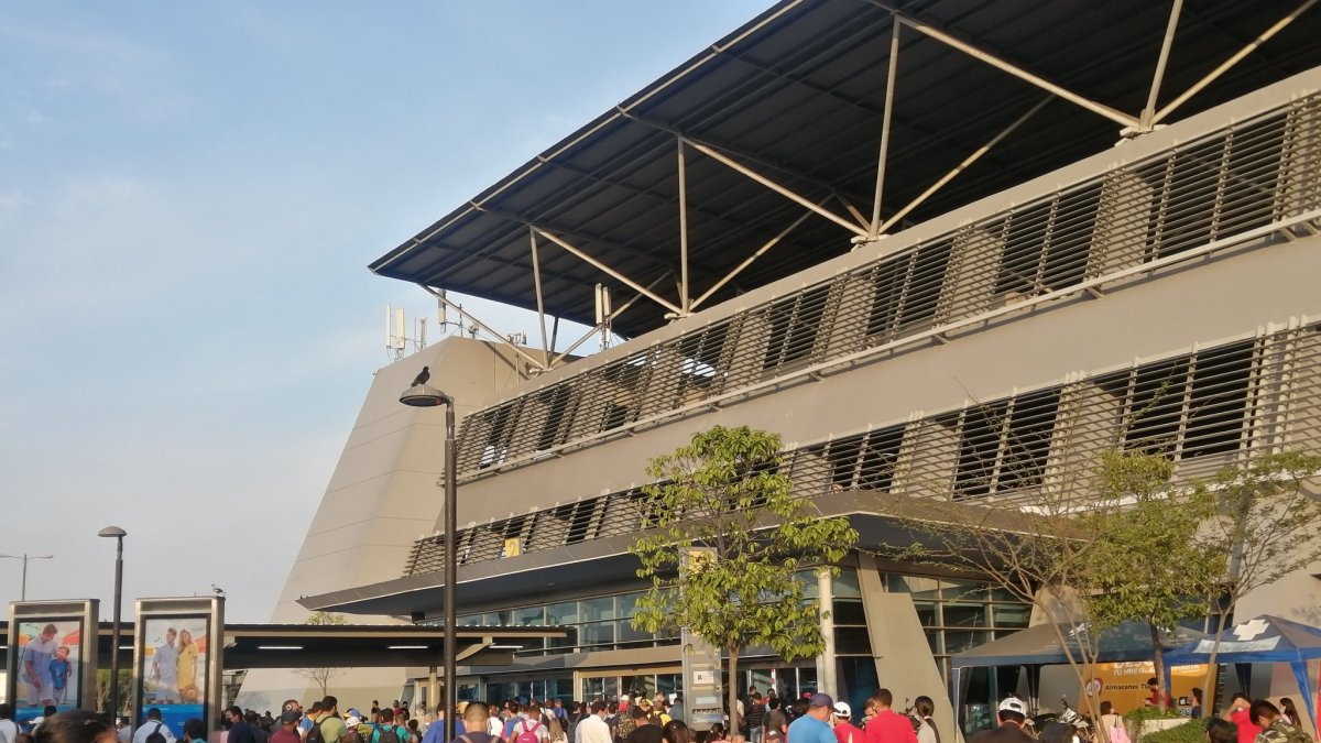 Personal de seguridad evacuó a usuarios de la Terminal Terrestre de Guayaquil.