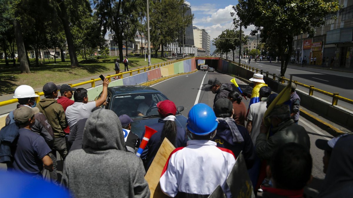 Manifestantes durante la tercera semana de protestas en Quito (Ecuador).