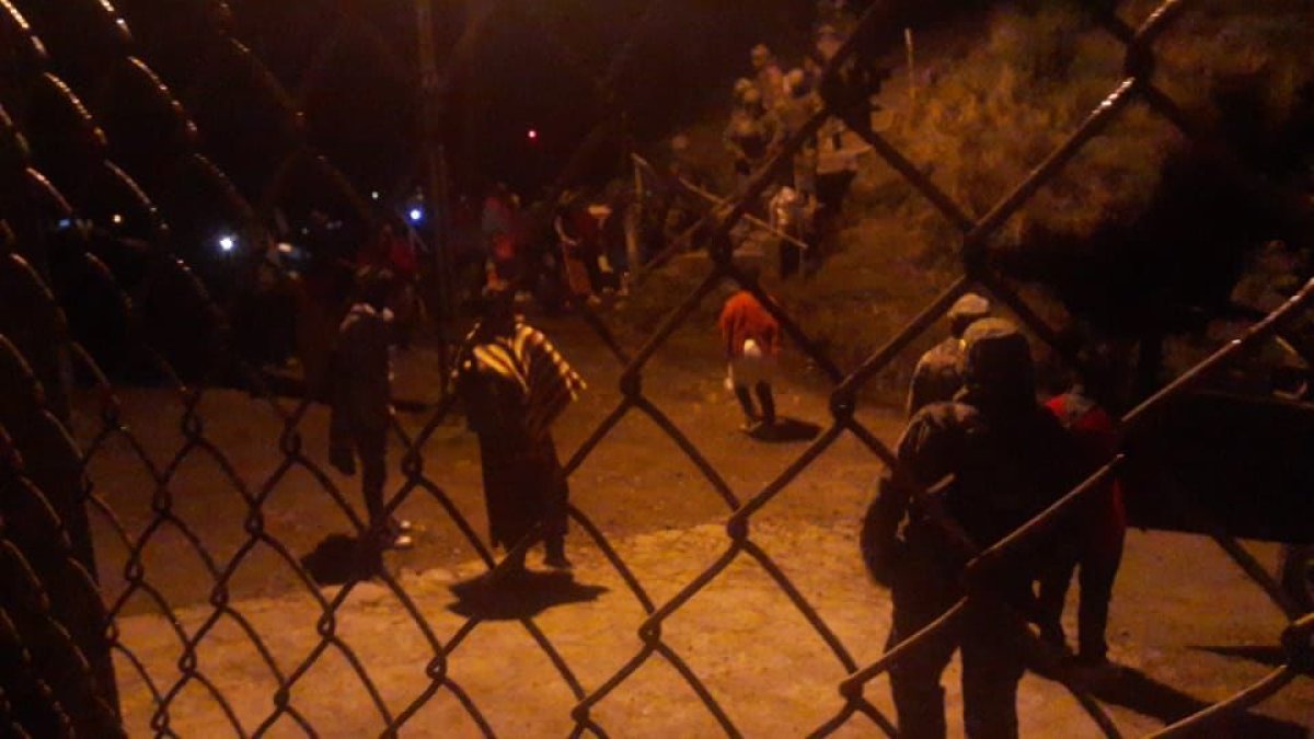 Los manifestantes de dos comunidades de Ambato se tomaron las antenas de transmisión que están en el cerro Pilishurco.