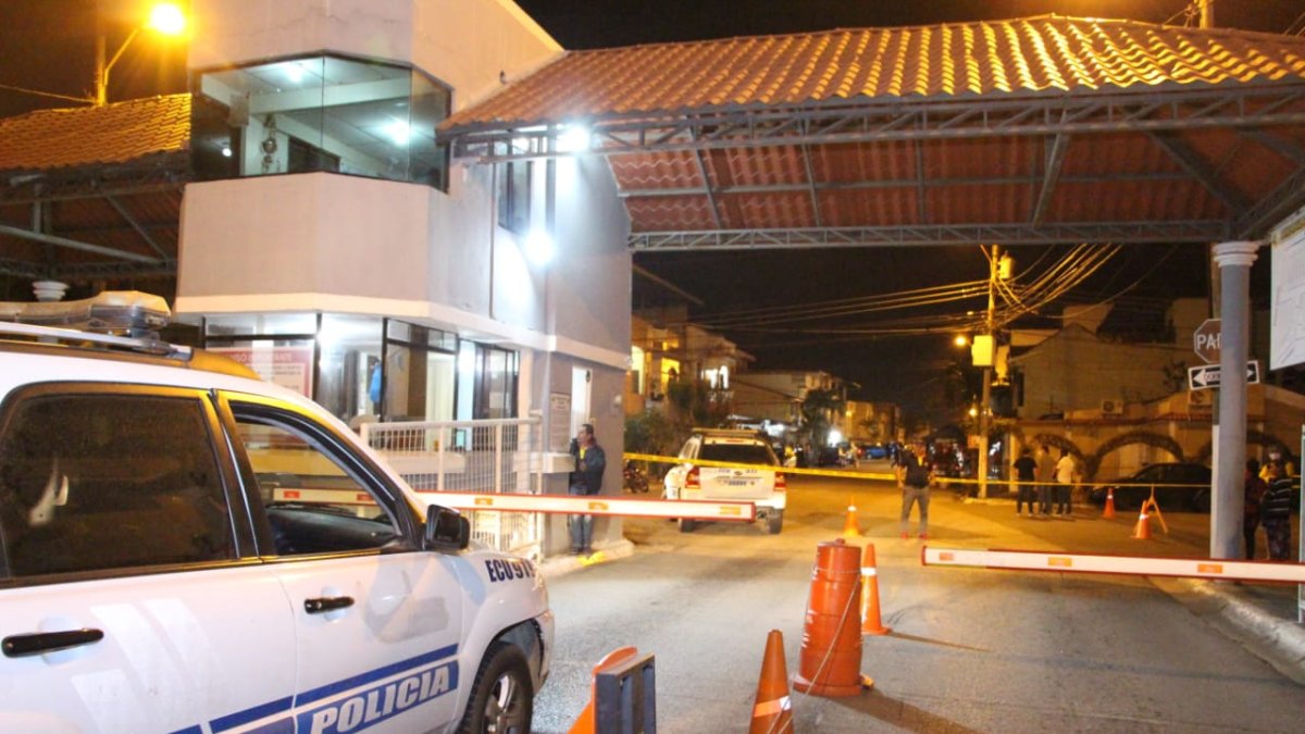 El ingreso del conjunto habitacional permanece cercado mientras se recaban los indicios.