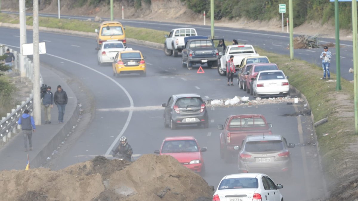 Cierta normalidad se evidenció hoy en el sector de San Miguel del Común, con vías parcialmente cerradas.