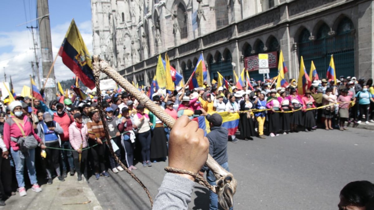 Marcha indígena avanza por la iglesia de La Basílica.