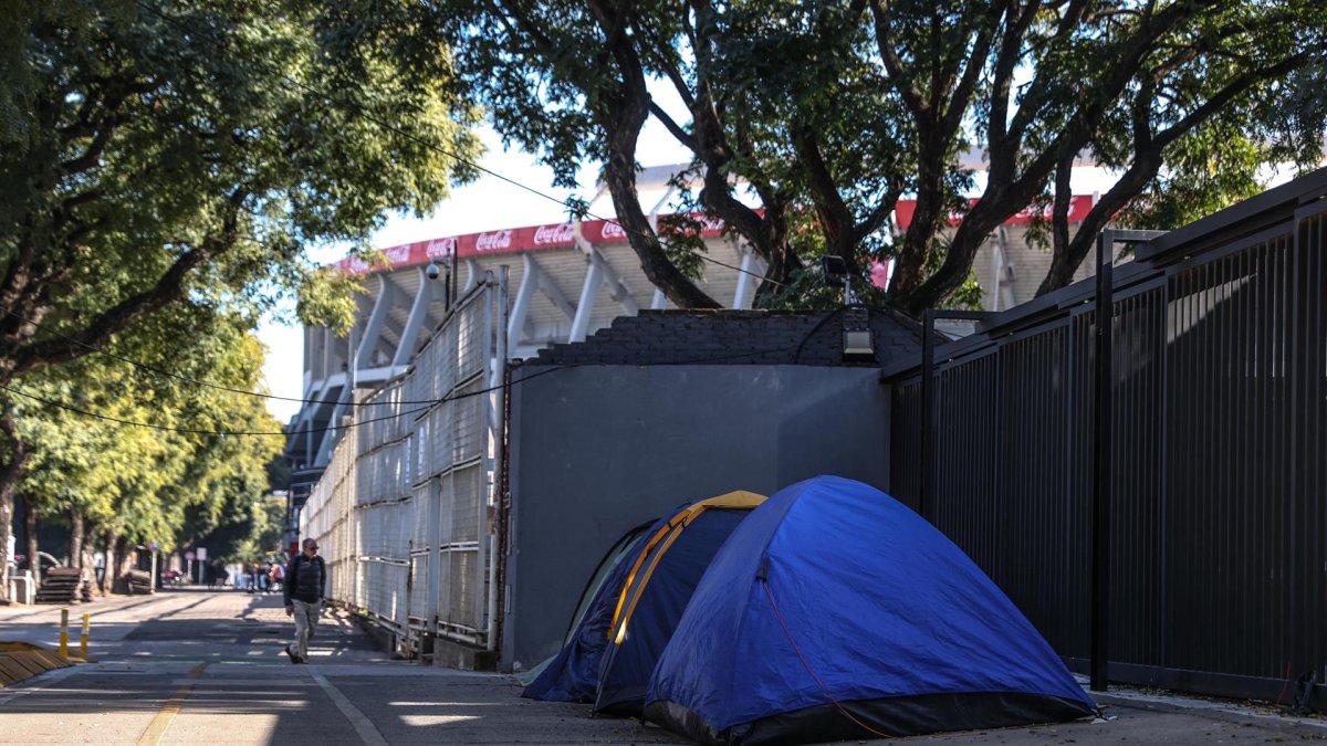 Fotografía de carpas donde acampan fanáticas de Harry Styles ubicadas en las puertas del estadio de Buenos Aires donde actuará el cantante en cinco meses, hoy en Buenos Aires (Argentina).