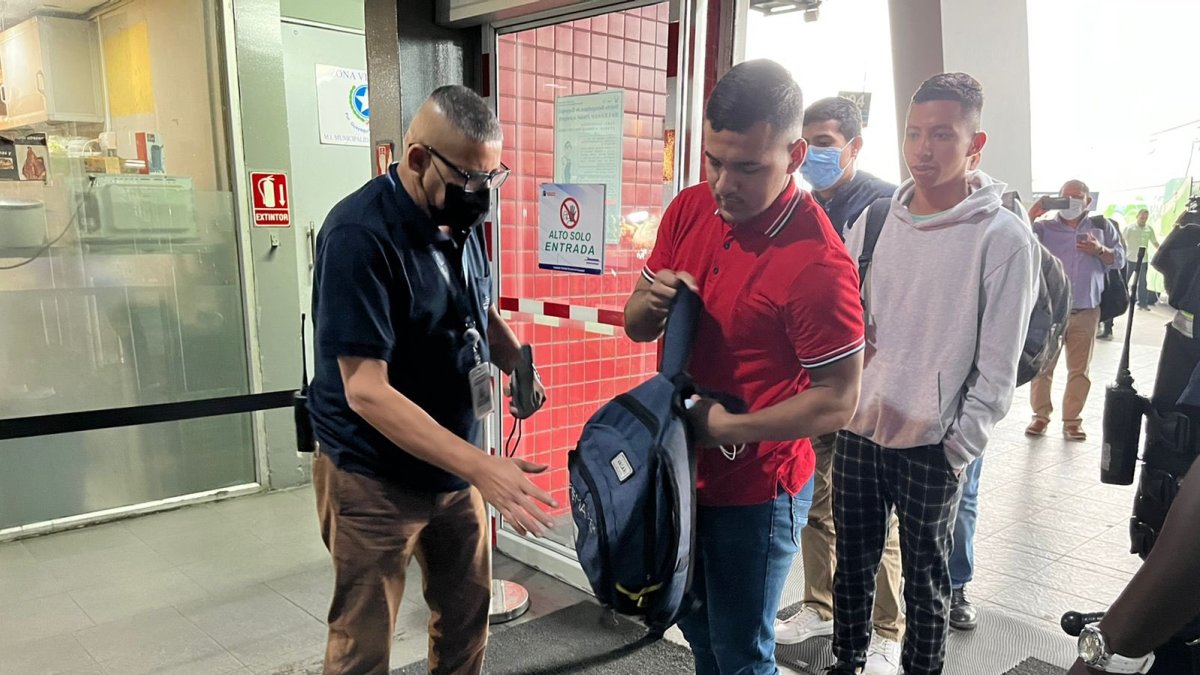 En la terminal, los encargados de seguridad revisaron los bolsos a viajeros