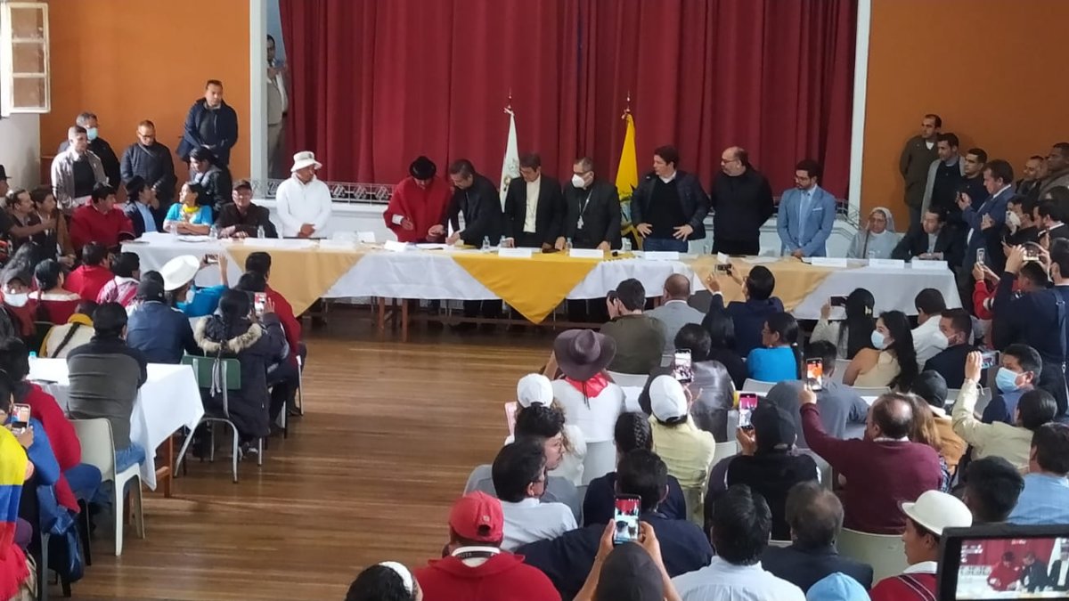 La Conaie y el Gobierno se ponen de acuerdo con intervención de la Iglesia.