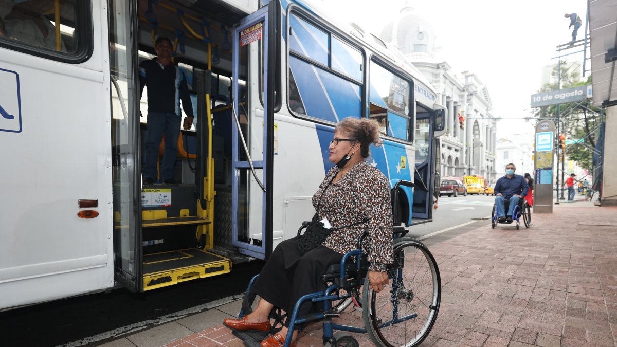 Las personas con discapacidad deben esperar mucho tiempo antes de abordar una bus de transporte urbano.