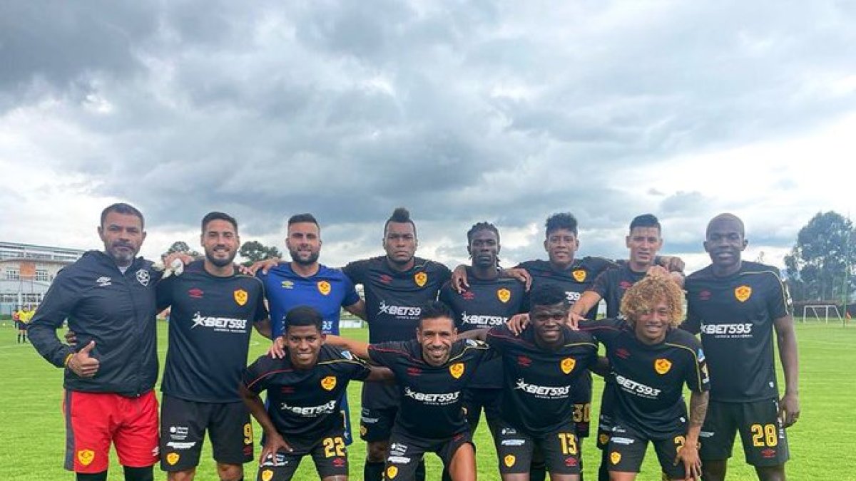 Luis Cangá (cuarto desde la izquierda en la fila de arriba) estuvo en la gira por Colombia.