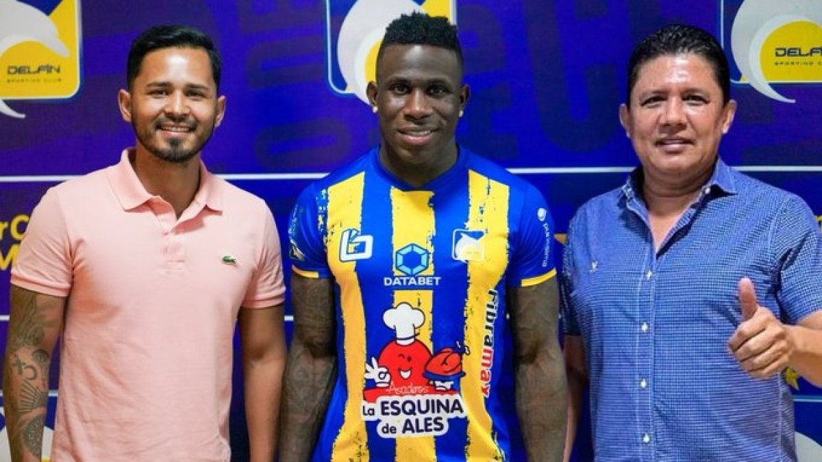 Kevin Mercado (centro) es el nuevo jugador del Delfín de Manta para la segunda etapa de LigaPro.