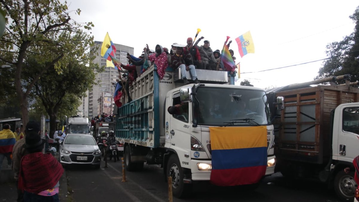 Manifestantes se retiran de la Casa de Cultura de Quito.