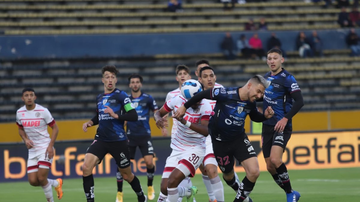 Independiente del Valle tuvo problemas para imponerse ante un Lanús que cerró bien los espacios