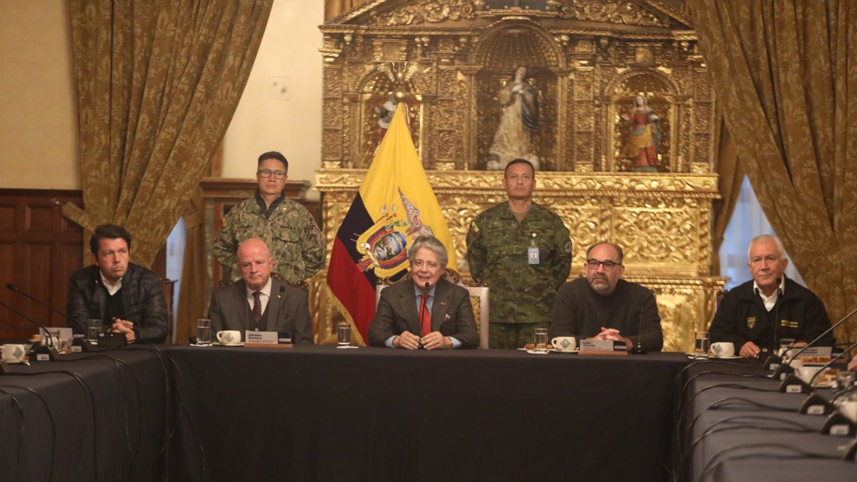 Guillermo Lasso, presidente de Ecuador, en reunión con su gabinete ministerial, previo a la cadena nacional.