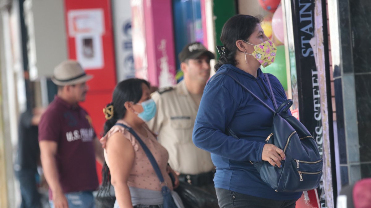 Seguridad. En el sector de la Bahía, en el centro de Guayaquil, compradores cuidan sus pertenencias.