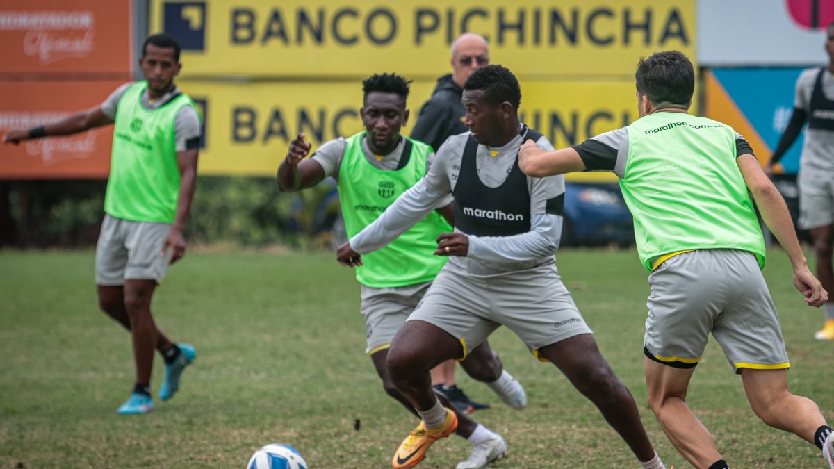 Jhon Cifuente (c) es uno de los jugadores toreros que estará en la Copa Ecuador.