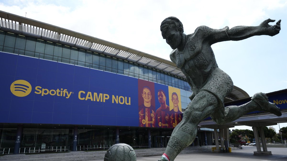 El Barcelona y Spotify emprendieron este viernes la alianza con la que la plataforma de audio en 'streaming' se convierte en el patrocinador principal de la entidad, que engalanó la fachada principal del Camp Nou con la compañía sueca como protagonista junto con jugadores del primer equipo masculino y femenino.
