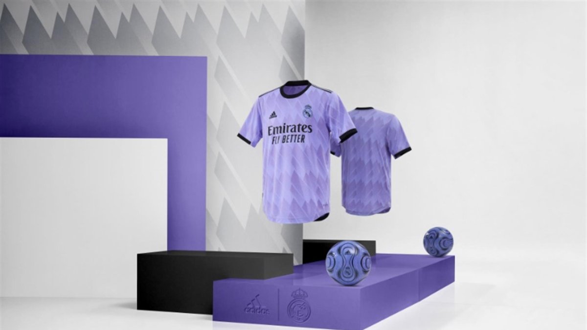 El Real Madrid presentó este viernes, junto a Adidas, su nueva camiseta que utilizará como visitante durante la temporada 2022/23 y en la que recupera el color morado.