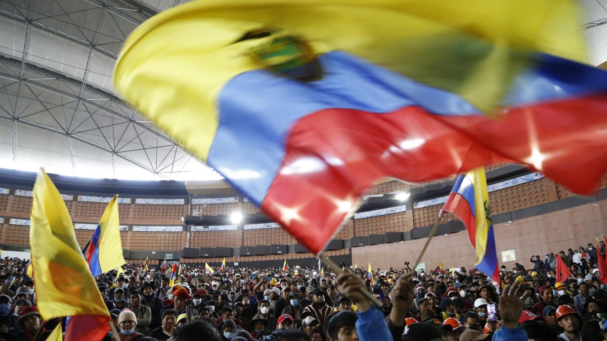Indígenas celebran el fin del paro nacional ayer jueves en Quito (Ecuador).